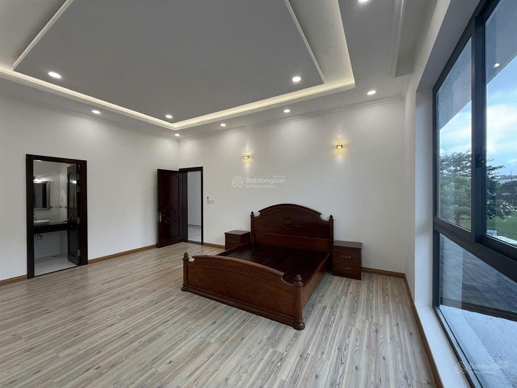 Cho thuê biệt thự đơn lập mỹ phú 1, đối diện công viên, nhà mới đẹp