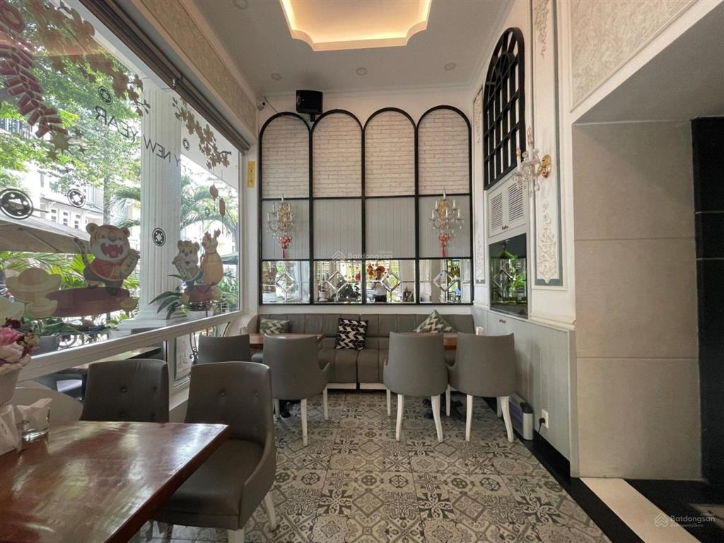 Cần cho thuê khách sạn phú mỹ hưng, căn góc có đầy đủ nội thất đẹp.  0907 894 ***