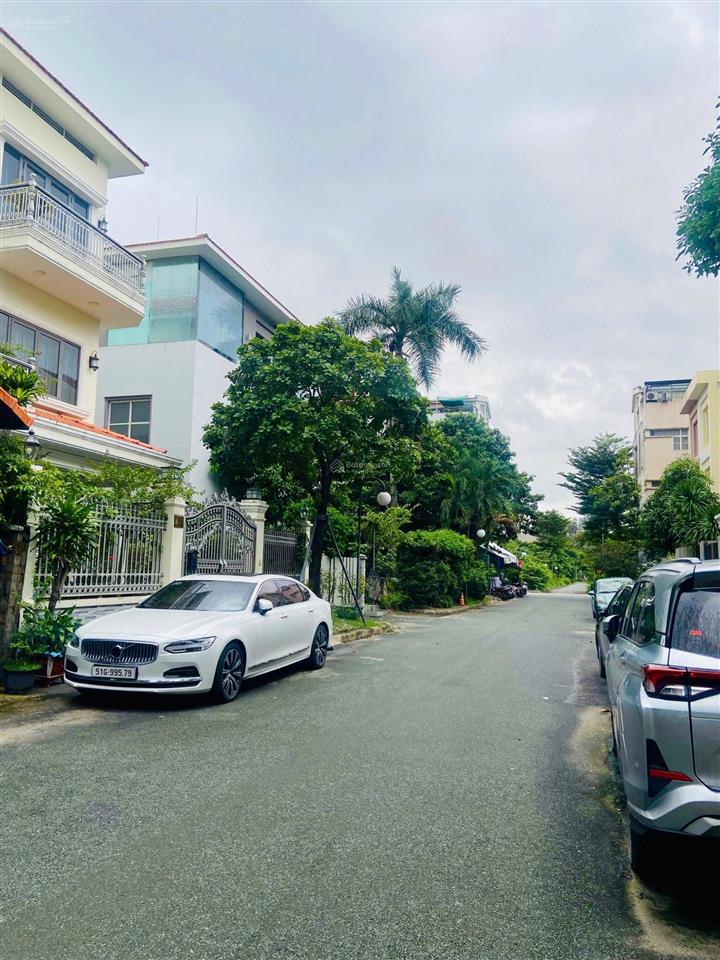 Bán biệt thự song lập phú mỹ hưng 180,5m2, 3 tầng, giá 53 tỷ