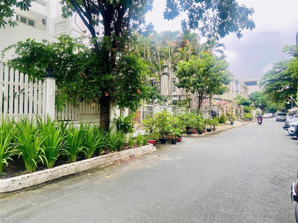 Bán biệt thự song lập phú mỹ hưng 180,5m2, 3 tầng, giá 53 tỷ