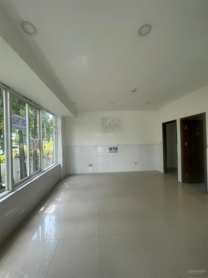 Cho thuê shop cảnh viên 1 phú mỹ hưng căn góc, sân rộng 50m