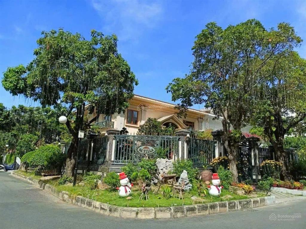 Cho thuê biệt thự đơn lập căn góc siêu đẹp khu cảnh đồi phú mỹ hưng, gần hồ bán nguyệt, trường ssis