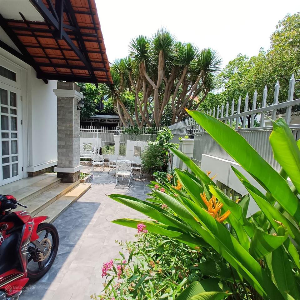 Cho thuê biệt thự đơn lập phú mỹ hưng, quận 7, 6 phòng ngủ, giá 100tr