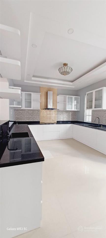 Cho thuê biệt thự đơn lập phú mỹ hưng, quận 7, 6 phòng ngủ, giá 100tr