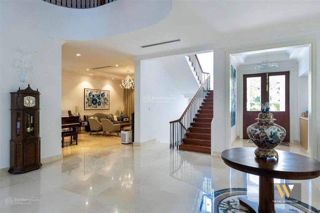 Cho thuê biệt thự đơn lập vip chateau phú mỹ hưng 600m2, 5pn có hồ bơi  0912 302 ***