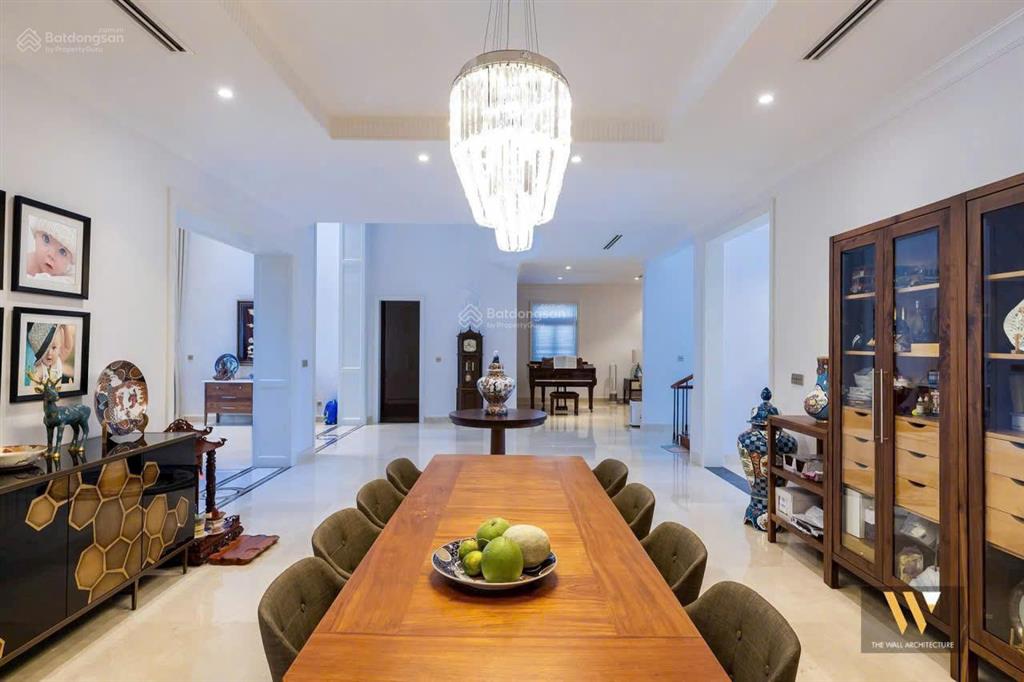 Cho thuê biệt thự đơn lập vip chateau phú mỹ hưng 600m2, 5pn có hồ bơi  0912 302 ***