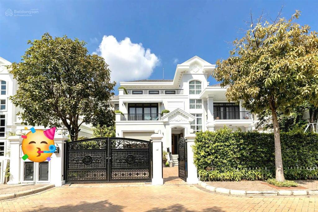Cho thuê biệt thự đơn lập vip chateau phú mỹ hưng 600m2, 5pn có hồ bơi  0912 302 ***