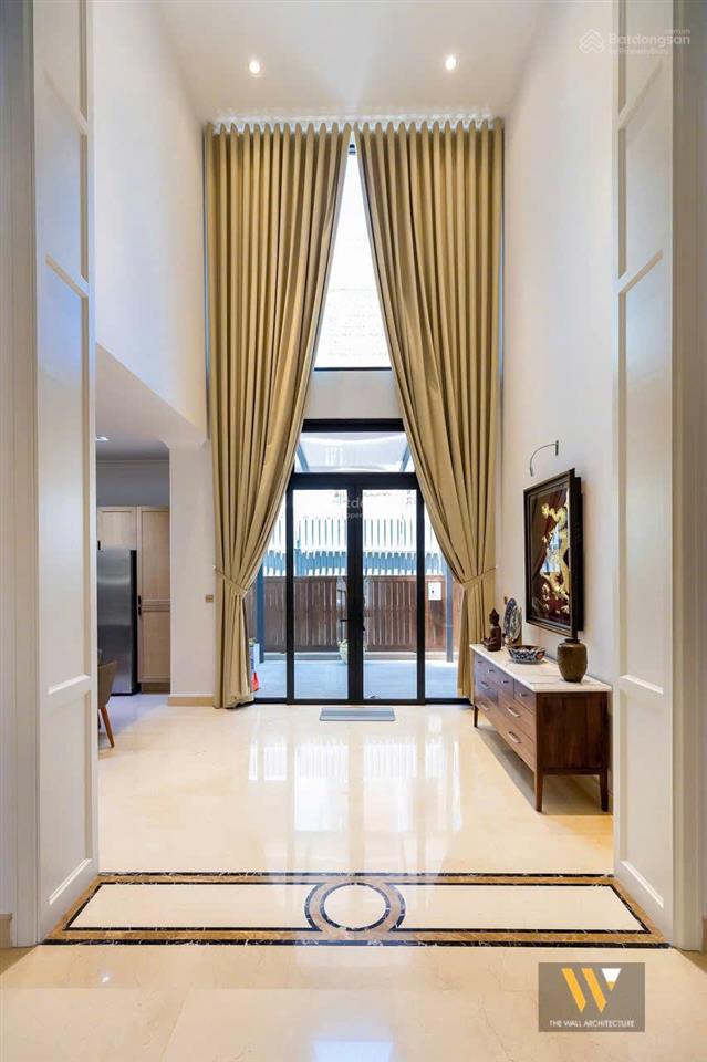 Cho thuê biệt thự đơn lập vip chateau phú mỹ hưng 600m2, 5pn có hồ bơi  0912 302 ***