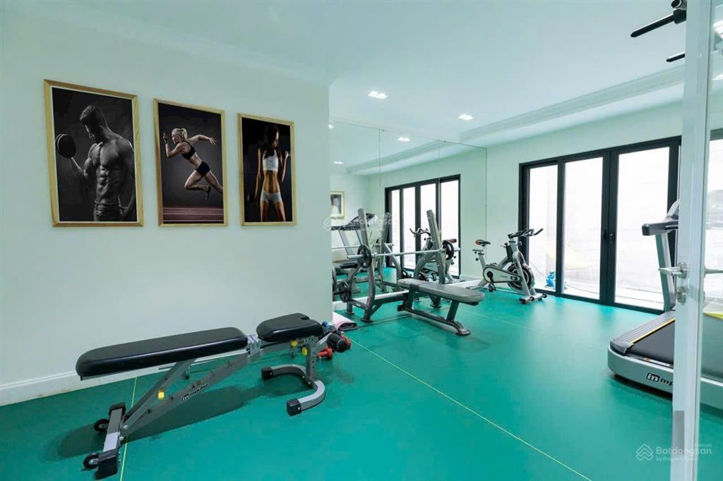 Cho thuê biệt thự đơn lập vip chateau phú mỹ hưng 600m2, 5pn có hồ bơi  0912 302 ***