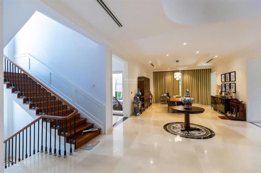 Cho thuê biệt thự đơn lập vip chateau phú mỹ hưng 600m2, 5pn có hồ bơi  0912 302 ***