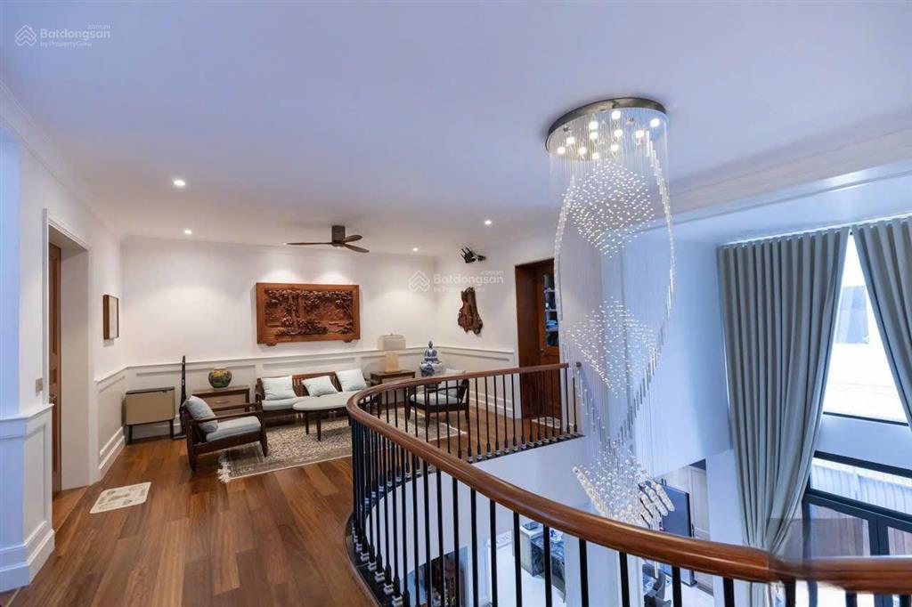 Cho thuê biệt thự đơn lập vip chateau phú mỹ hưng 600m2, 5pn có hồ bơi  0912 302 ***
