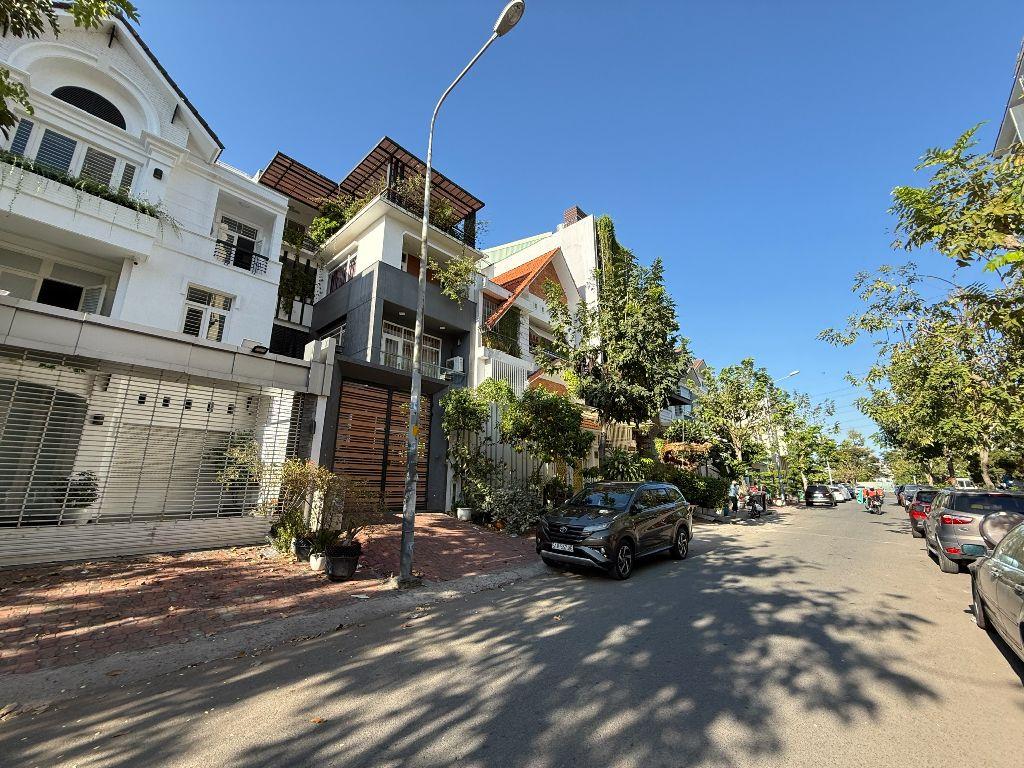 Bán BT chính chủ giá rẻ tại Khu đô thị Nam Long, Quân 7 Dt 8x24m giá 28 tỷ