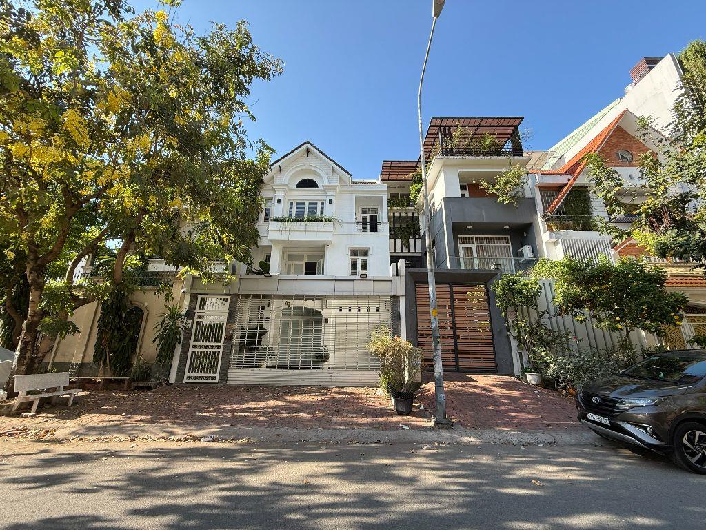 Bán BT chính chủ giá rẻ tại Khu đô thị Nam Long, Quân 7 Dt 8x24m giá 28 tỷ