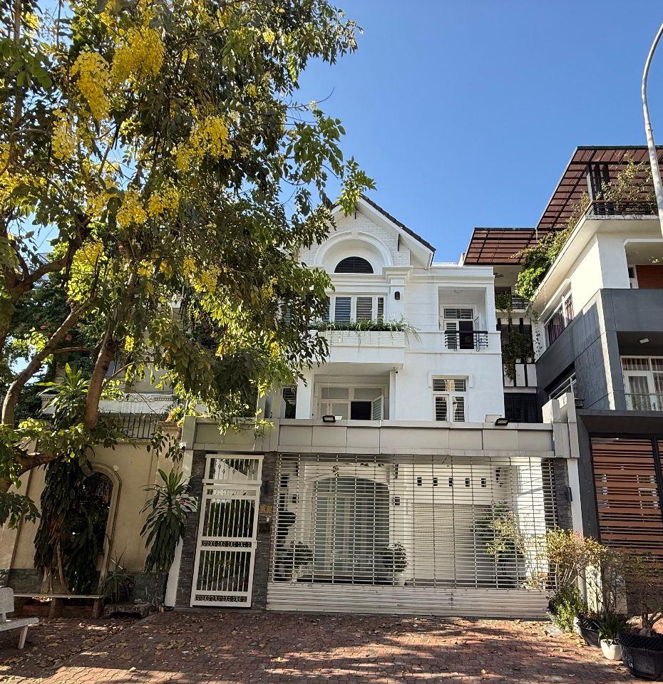 Bán BT chính chủ giá rẻ tại Khu đô thị Nam Long, Quân 7 Dt 8x24m giá 28 tỷ