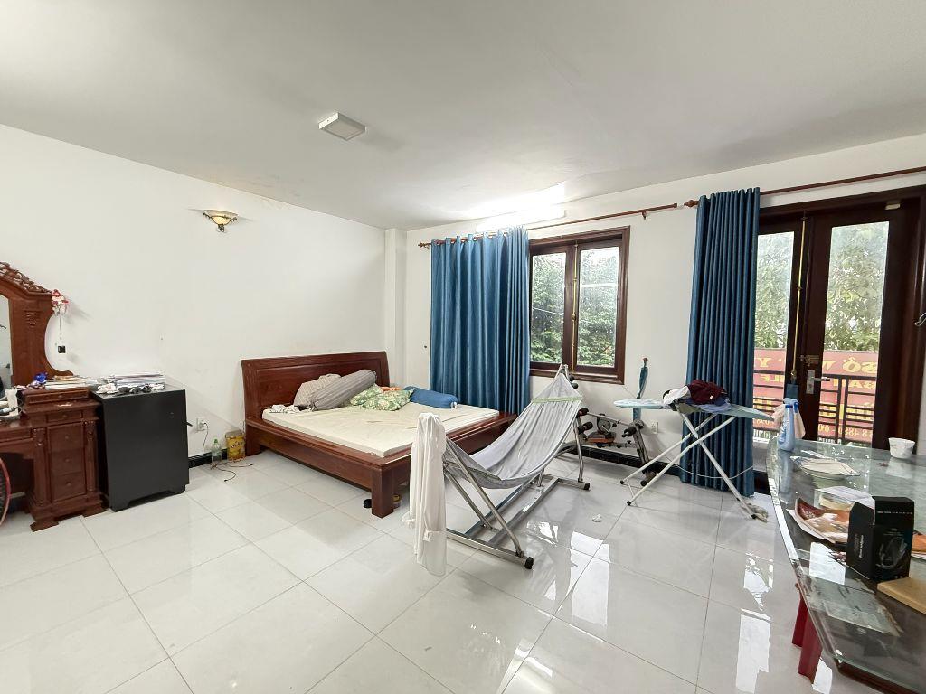 nhà 8x18m trệt + lửng + 1 Lầu đường 39 Phường Tân Quy Q7. giá 29 tỷ