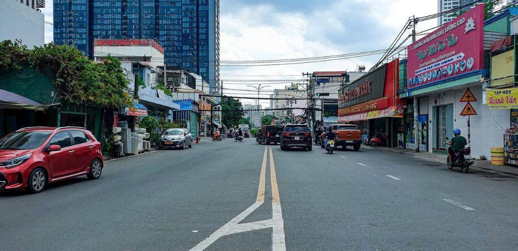 Bán nhà MT đường Phú Thuận , Q7. dt 18x10m 1 lầu . hiện tại xây 4 căn , vị trí vàng KDBB.