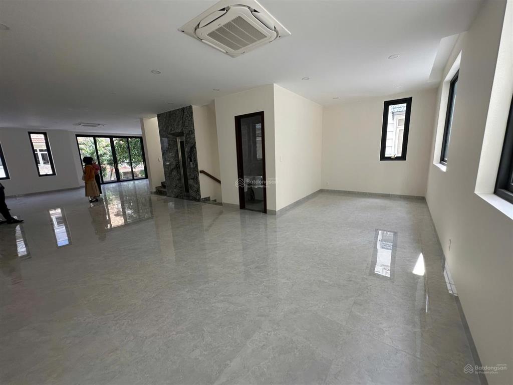 Cho thuê căn biệt thự 10x20m mới xây, phù hợp làm công ty, văn phòng tại him lam kênh tẻ q7
