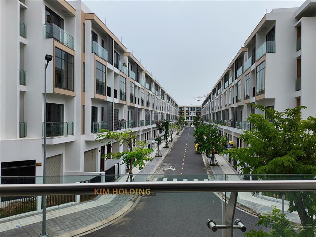 1 căn độc quyền 120m2  giá 5,180 tỷ full 100% , phía sau là công viên lớn ( tin thật )