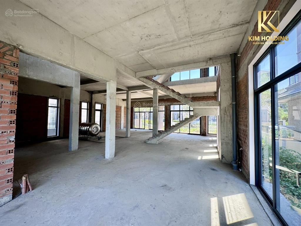 Căn biệt thự 300m2, loại c1 (2 mặt tiền view sông)  giá tốt, sổ hồng, nhận nhà ngay