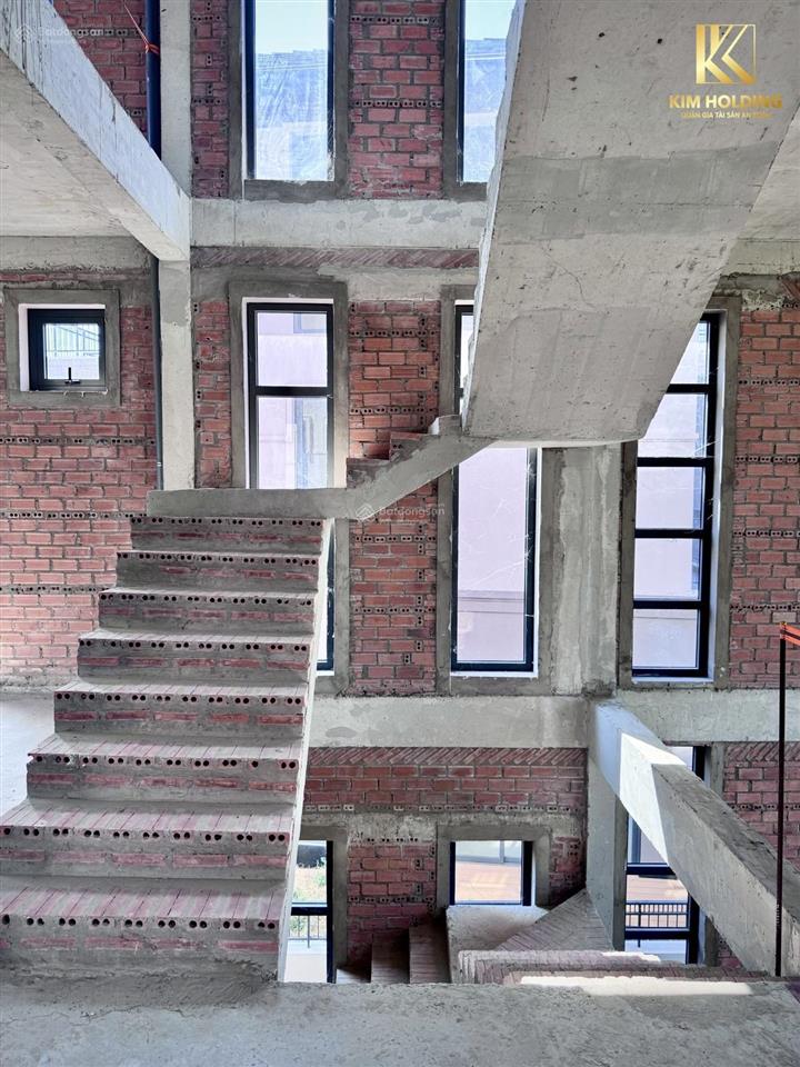 Bán biệt thự sân vườn loại 300m2 loại b1 (trần cao) giá tốt, có sổ hồng, nhận nhà ngay