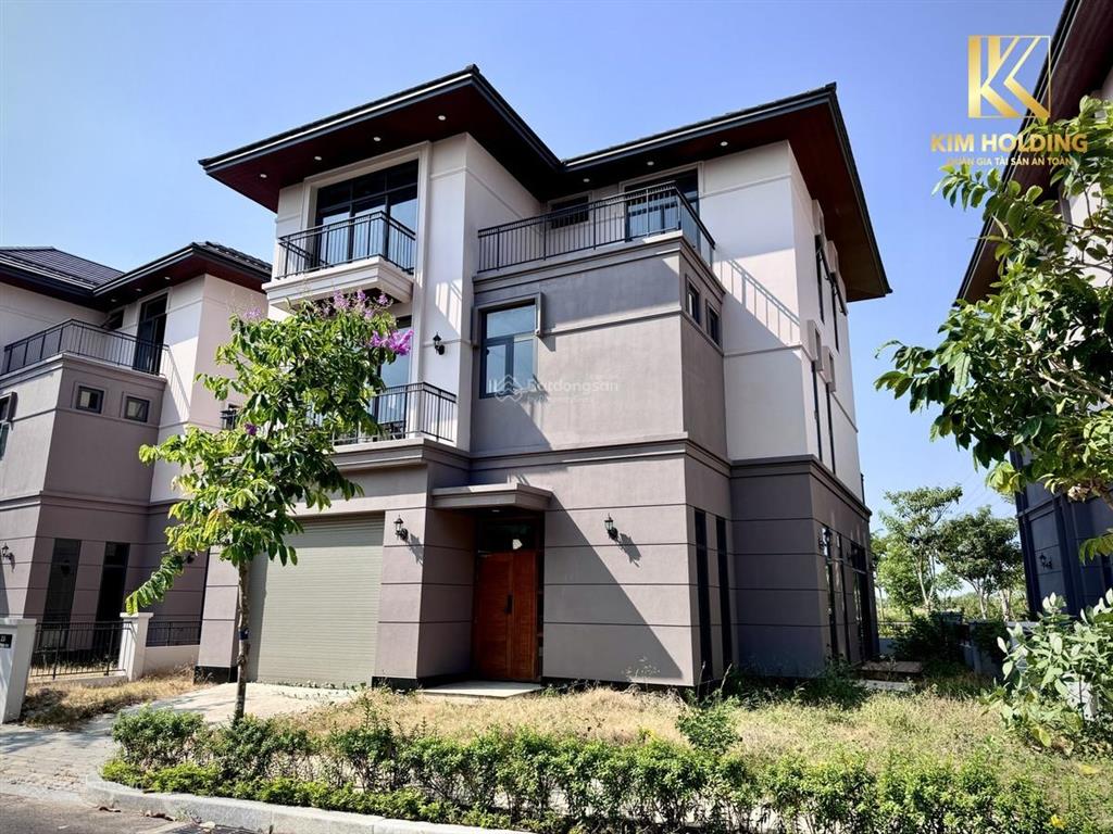 Bán biệt thự sân vườn loại 300m2 loại b1 (trần cao) giá tốt, có sổ hồng, nhận nhà ngay