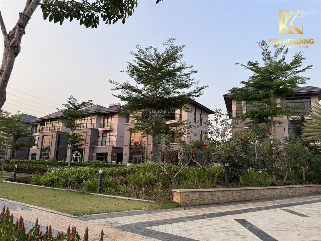 Bán biệt thự sân vườn loại 300m2 loại b1 (trần cao) giá tốt, có sổ hồng, nhận nhà ngay