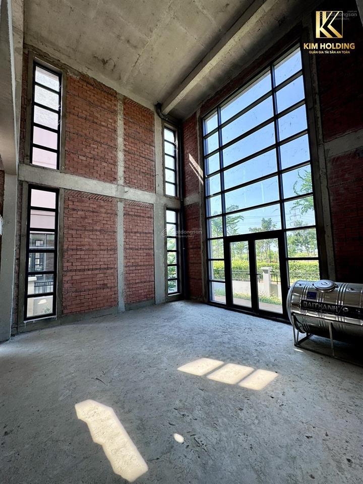 Bán biệt thự sân vườn loại 300m2 loại b1 (trần cao) giá tốt, có sổ hồng, nhận nhà ngay