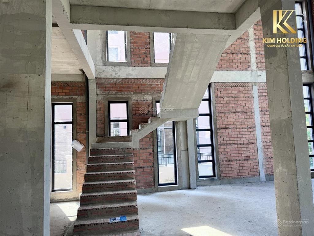Bán biệt thự sân vườn loại 300m2 loại b1 (trần cao) giá tốt, có sổ hồng, nhận nhà ngay