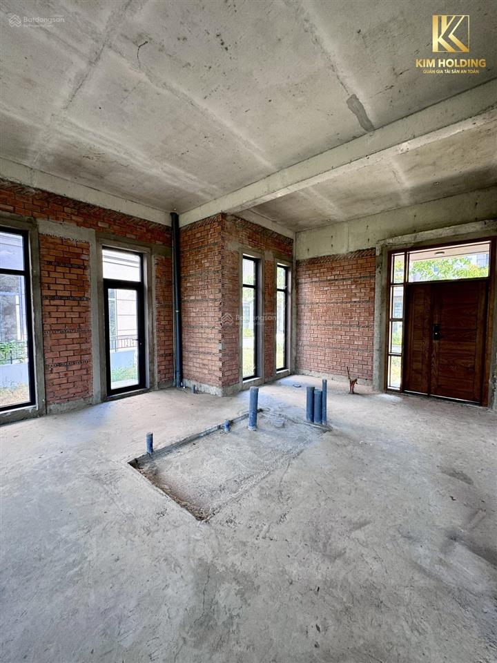 Bán biệt thự sân vườn loại 300m2 loại b1 (trần cao) giá tốt, có sổ hồng, nhận nhà ngay