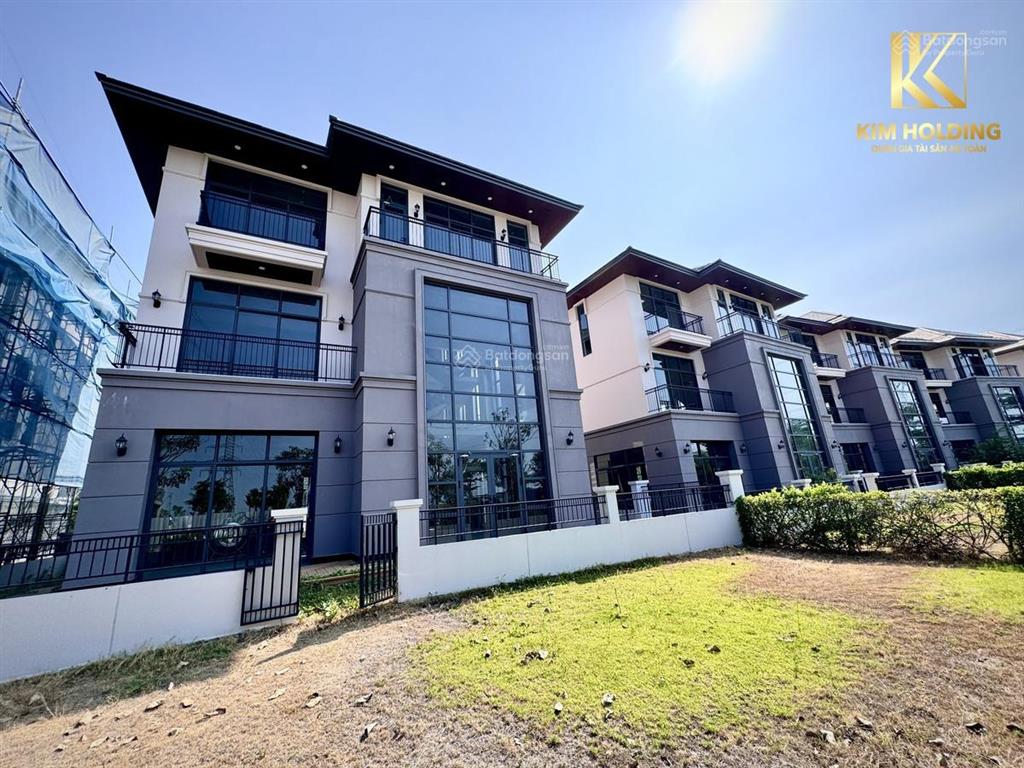 Bán biệt thự sân vườn loại 300m2 loại b1 (trần cao) giá tốt, có sổ hồng, nhận nhà ngay