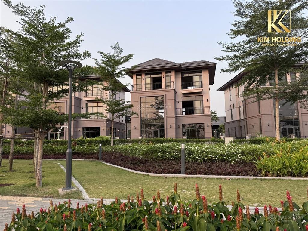 Bán biệt thự sân vườn loại 300m2 loại b1 (trần cao) giá tốt, có sổ hồng, nhận nhà ngay