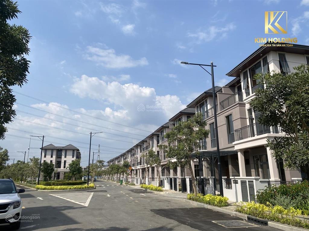Bán gấp biệt thự 200m vuông vức giá tốt khu vực, sổ hồng sẵn, nhận nhà ngay