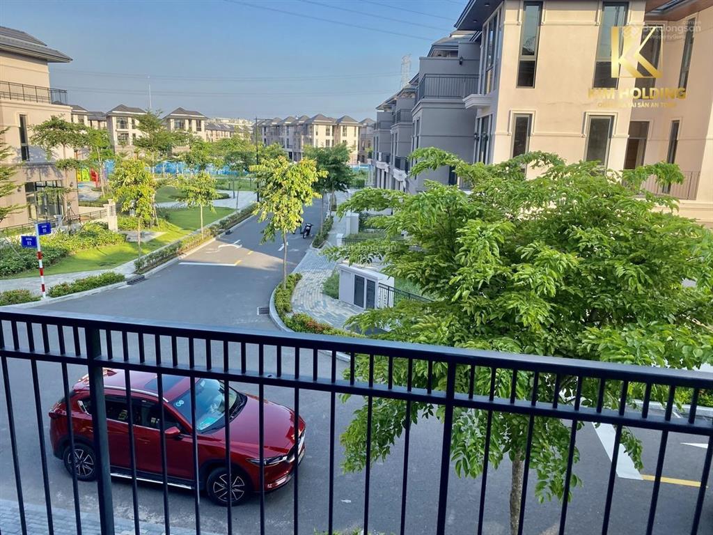 Bán gấp biệt thự 200m vuông vức giá tốt khu vực, sổ hồng sẵn, nhận nhà ngay