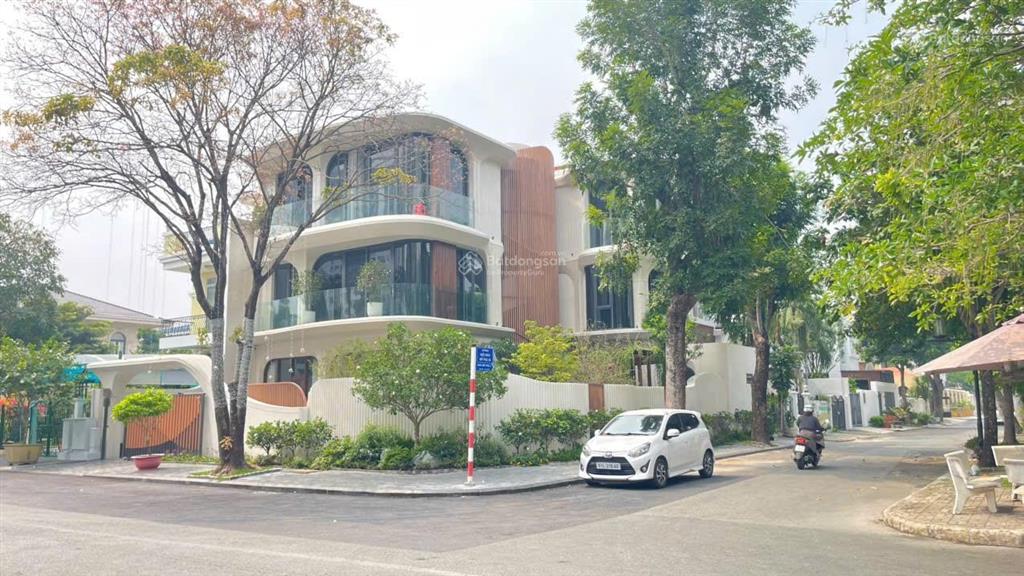 Biệt thự phú mỹ hưng lk cheatue căn góc 2 mặt tiền lk công viên. dt 16x19m( 296m2).3 lầu 125 tỷ
