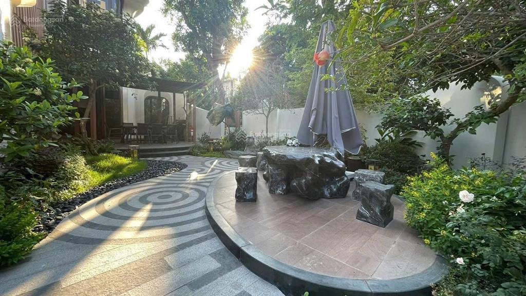 Biệt thự phú mỹ hưng lk cheatue căn góc 2 mặt tiền lk công viên. dt 16x19m( 296m2).3 lầu 125 tỷ