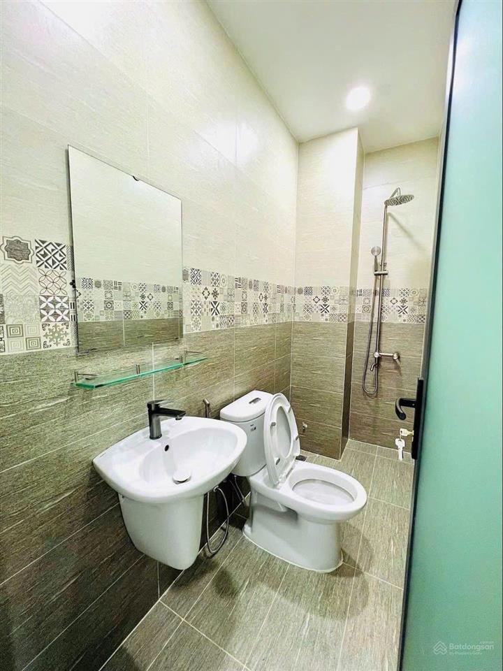 Giảm 450 triệu còn 4,8 tỷ nhà đẹp 3 tầng xe hơi trong nhà! hẻm 47 trường lưu quận 9