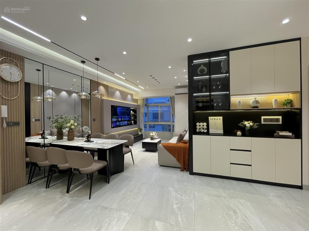 Cần bán nhanh căn hộ sky garden, nhà mới 100%, view hồ bơi.  0917 300 *** em hằng