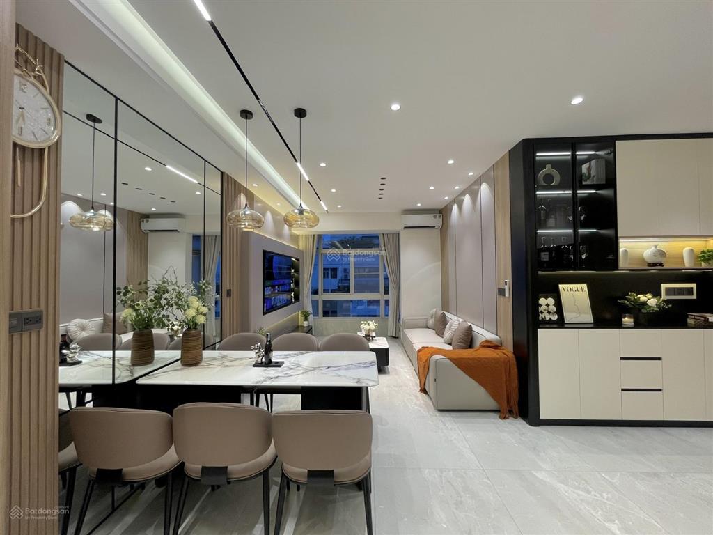 Cần bán nhanh căn hộ sky garden, nhà mới 100%, view hồ bơi.  0917 300 *** em hằng