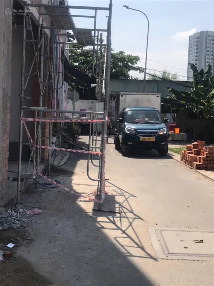 Đất hẻm xe hơi cạnh chợ phú thuận quận 7. giá 5 tỷ 550 triệu.  0917 492 *** chính.