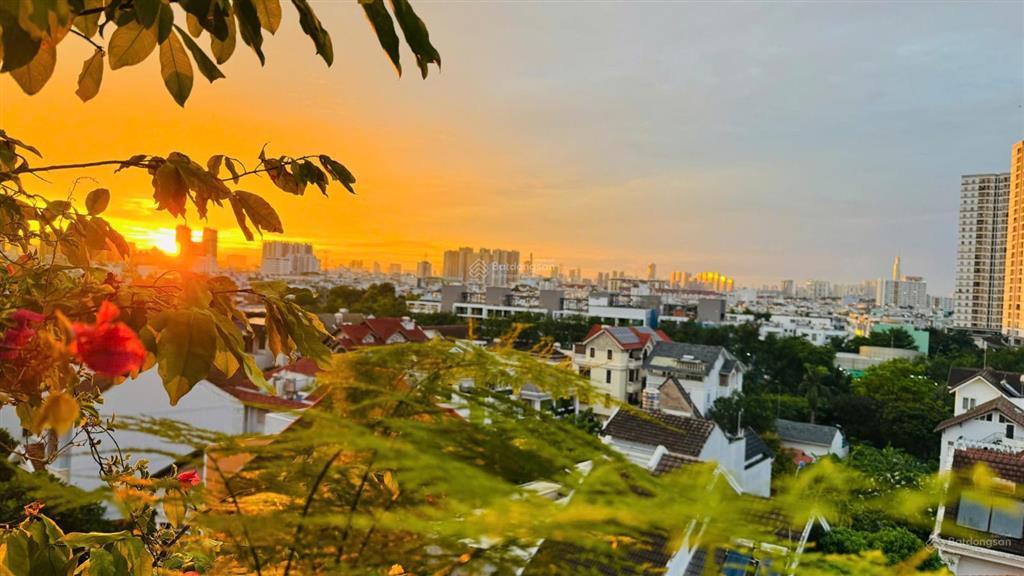 Nhà mình cần bán căn 3 phòng ngủ chung cư vstar phú thuận, quận 7, có sổ