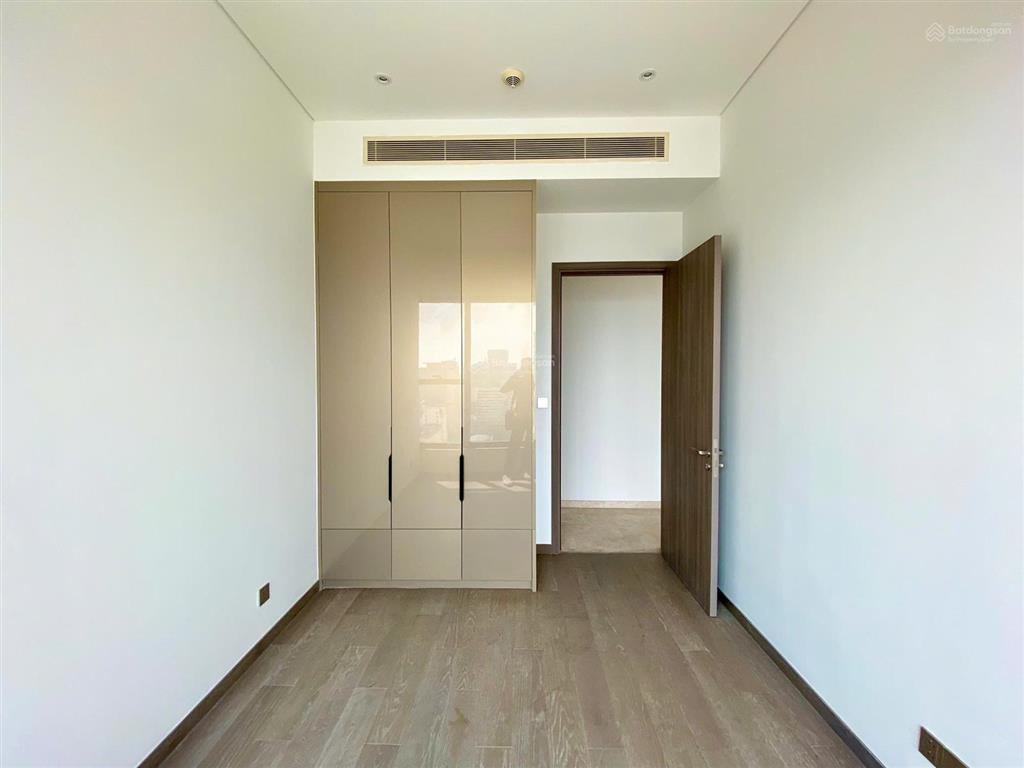 Nhà mới 100% chưa qua sử dụng, bán căn hộ marq 4 phòng ngủ 145m2 giá 29.8 tỷ, ô xe, thang máy riêng