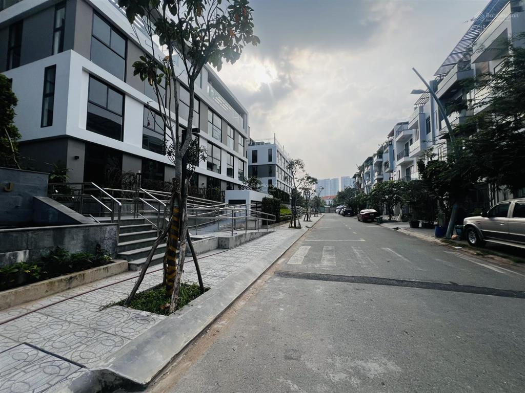 Tôi cần cho thuê trệt có sân vườn, full nội thất ôtô định danh, thang máy tân cửa