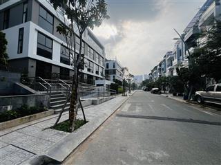 Tôi cần cho thuê trệt có sân vườn, full nội thất ôtô định danh, thang máy tân cửa