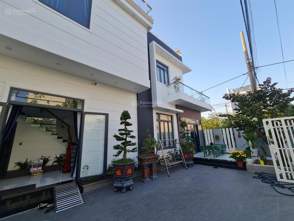 Tôi cần bán gấp nhà góc 2 mặt tiền xã mỹ yên, huyện bến lức, long an, nhà còn mới xây kiên cố để ở