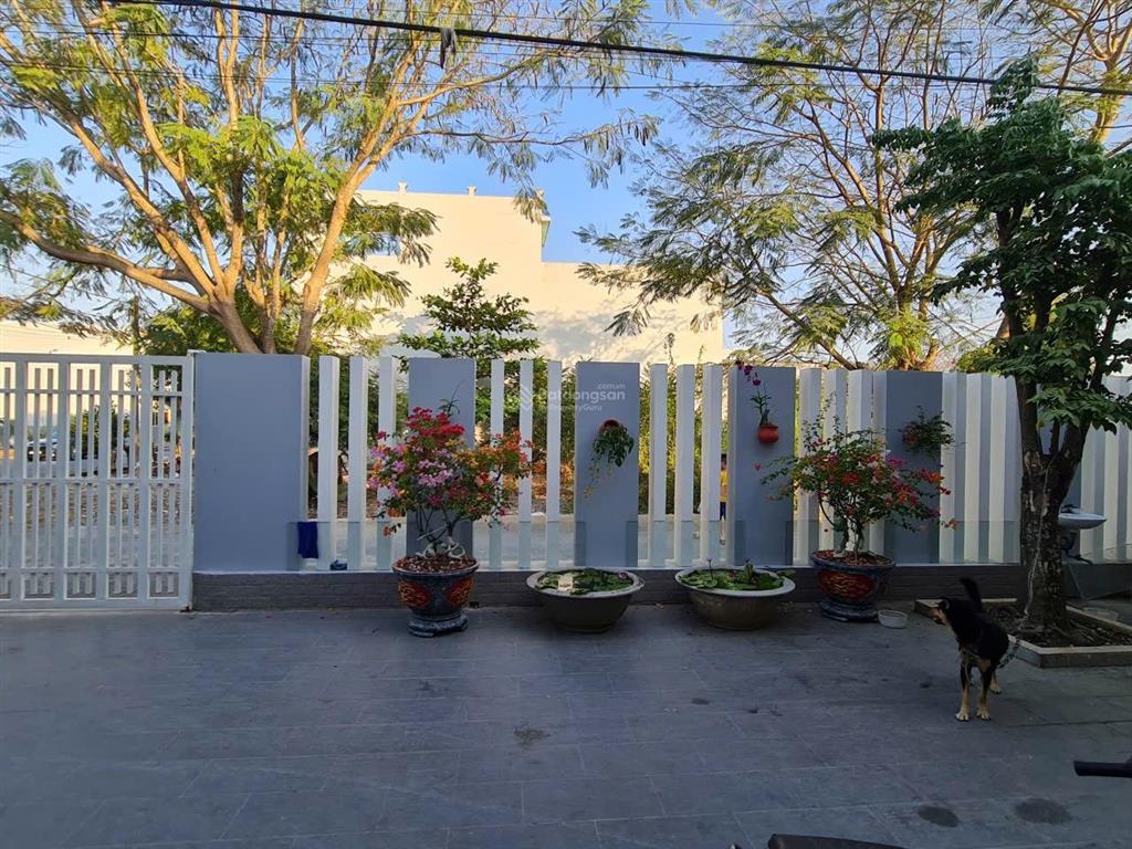 Tôi cần bán gấp villa góc 2 mặt tiền xã mỹ yên, bến lức, long an. nhà mới đẹp có chỗ để ô tô.
