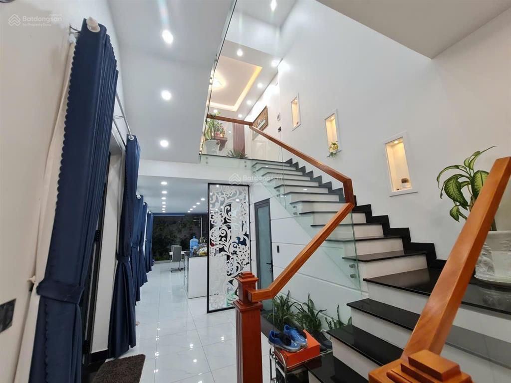 Tôi cần bán gấp villa góc 2 mặt tiền xã mỹ yên, bến lức, long an. nhà mới đẹp có chỗ để ô tô.