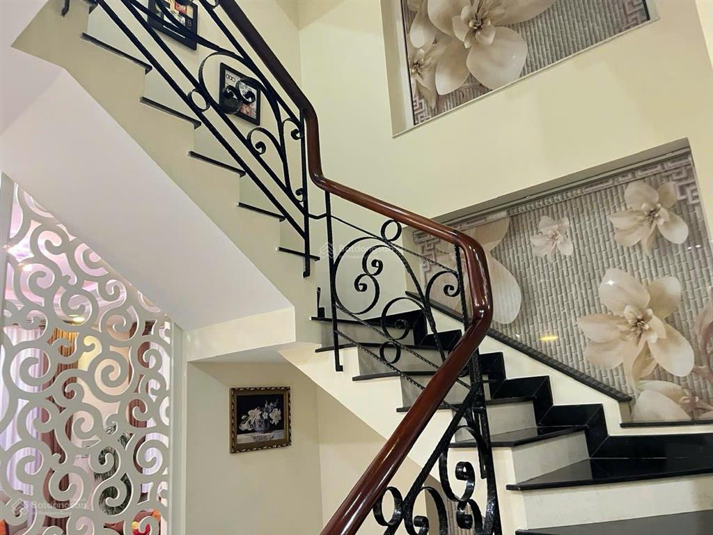 Biệt thự sadeco phước kiển, nhà bè, căn góc, view công viên, 10x20m, hầm, 2l, 31.5 tỷ