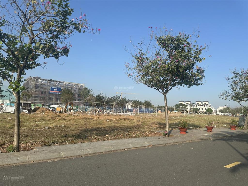 Chính chủ cần bán căn nhà liền kề tại đảo kim quy, 1 trệt 2 lầu 1 tum view suối ngọc đẹp nhất dự án