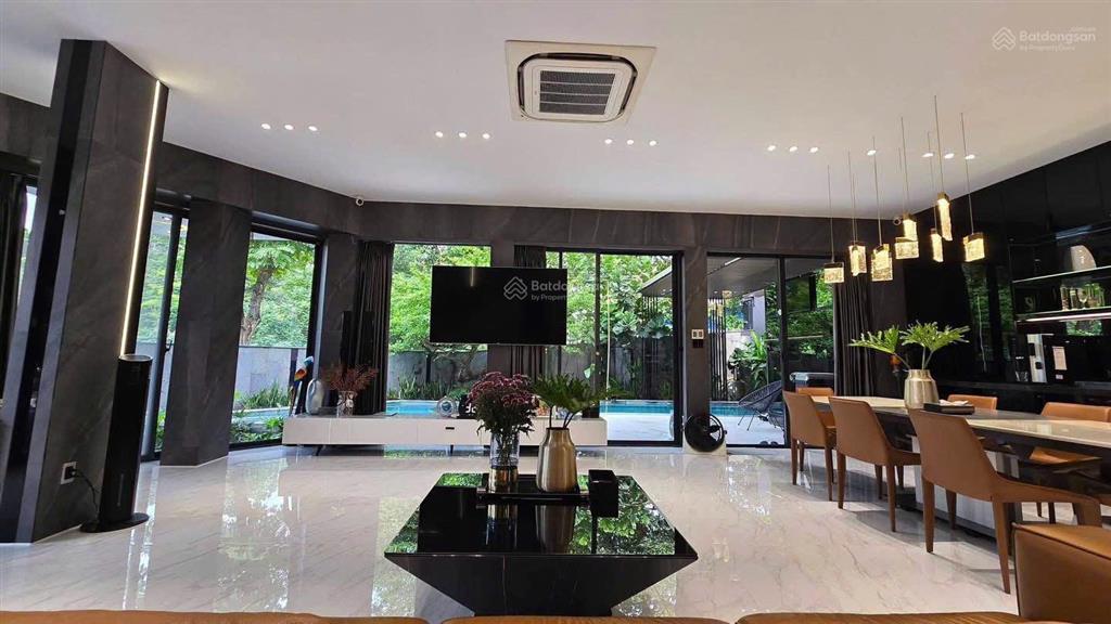 Cần tiền bán gấp biệt thự đơn lập 400m2 phú mỹ hưng, có hồ bơi, giá 93 tỷ,  0919 243 ***