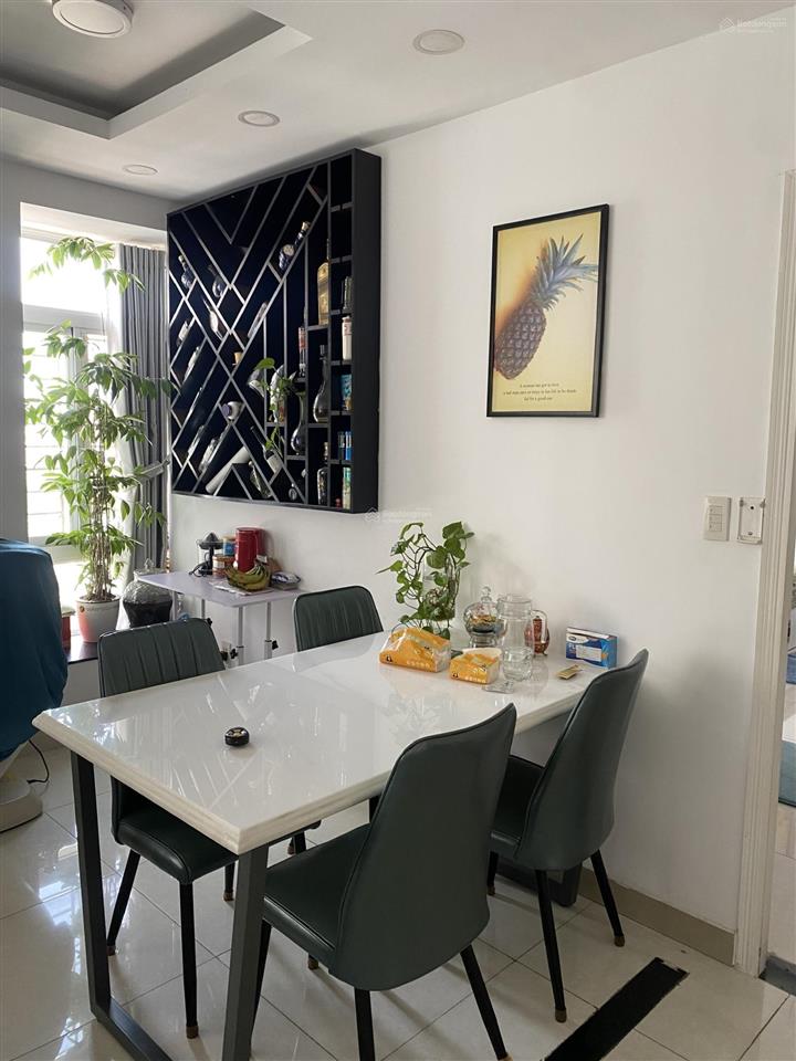 Bán căn góc sky garden 3. dt 72m2 lầu cao  2 phòng ngủ  2wc  cửa nam view bắc  giá chỉ 5.690 tỷ